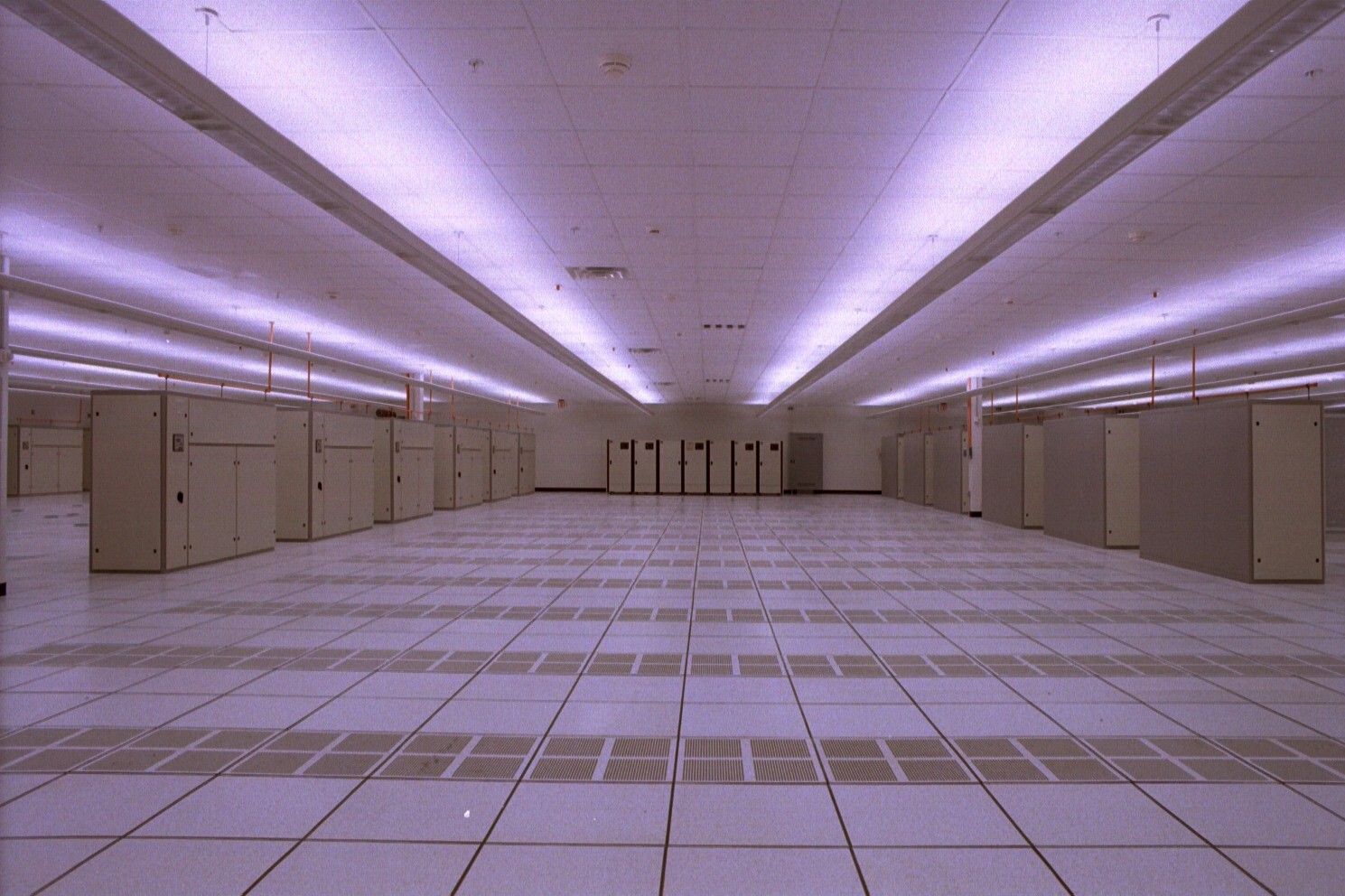 https://ebapc.com/wp-content/uploads/2016/04/Data-Center-PSINet-computer-room.jpg